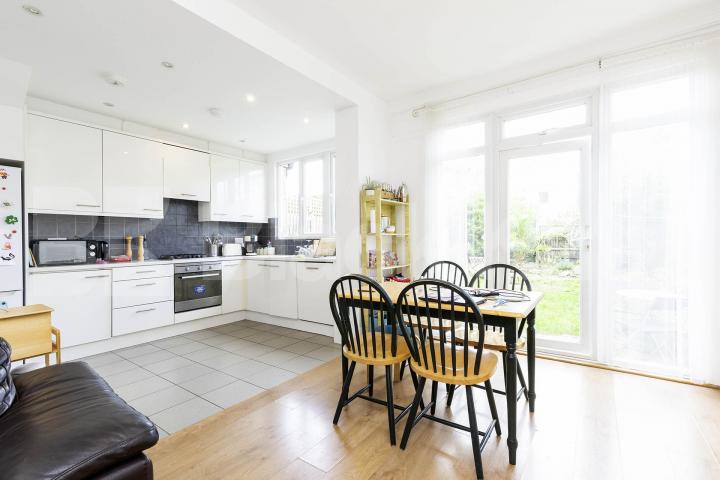 Large three bedroom split level house with garden mins to tube & shops!  Fairlawn Ave, East Finchley